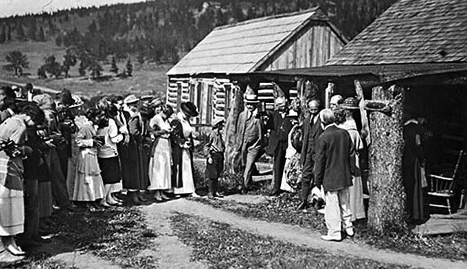RM-Enos-Mills-Longs-Peak-Inn_WikiEnosMillsCabinCollection_680 Enos Mills (fifth from right) with tourists outside Longs Peak Inn.