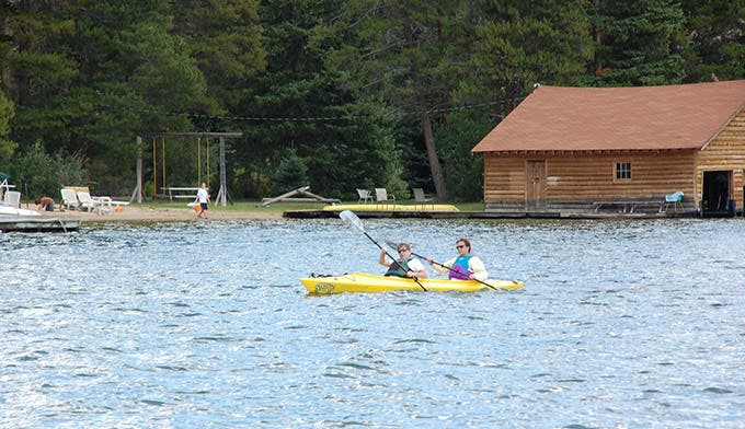 CO-Kayaking-Grand-Lake_FlickrLena_680 Kayaking on Grand Lake