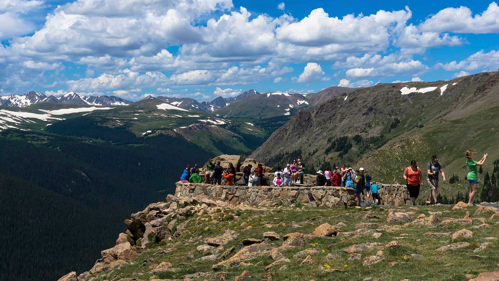 RM-Overlook-People_iStock_1600 Overlook on Trail Ridge Road in Rocky Mountain National Park