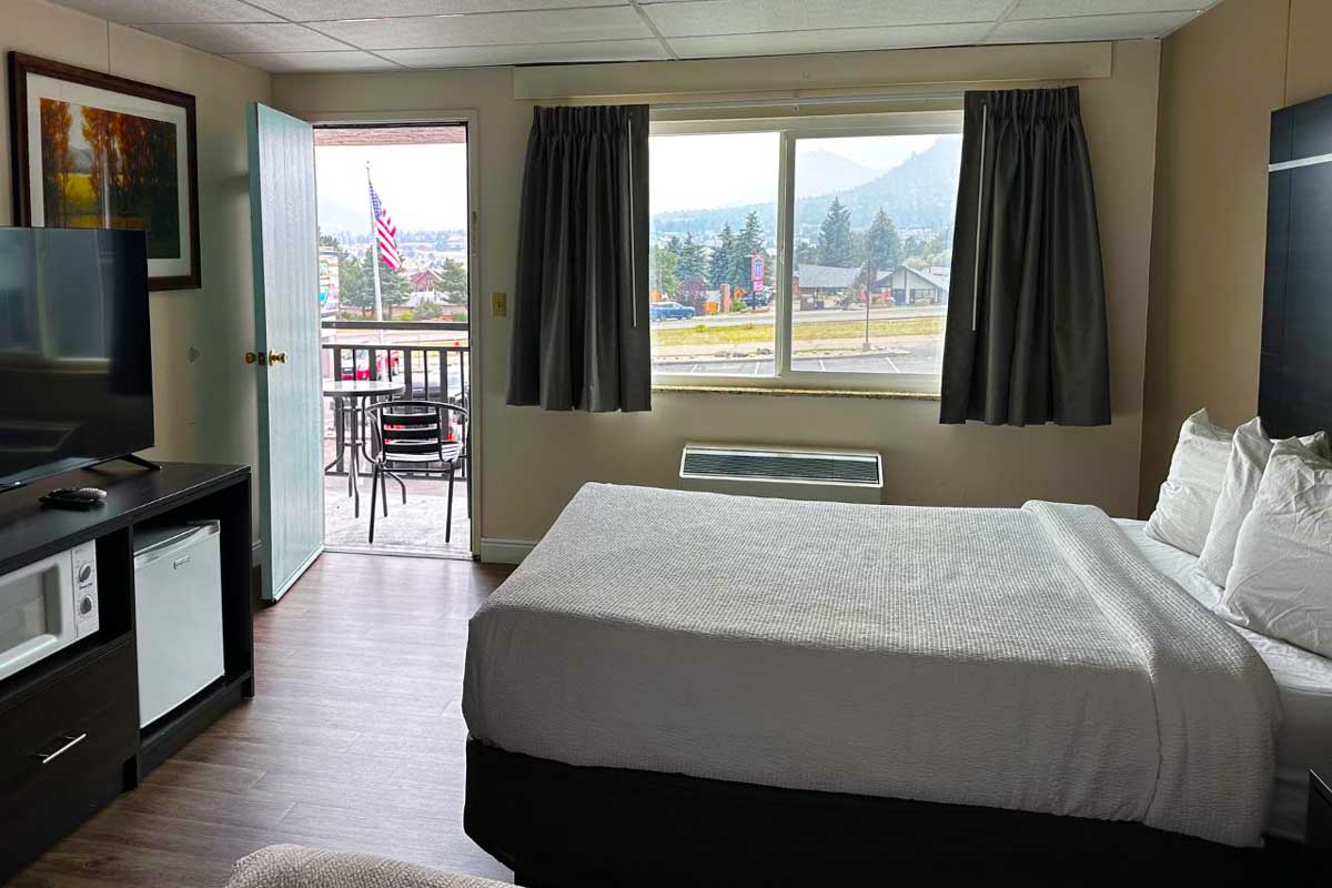 Queen room at Expedition Lodge